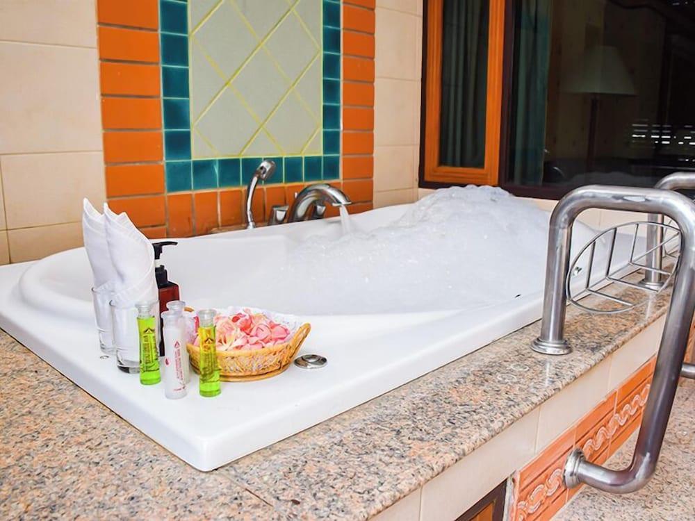 Asia Pattaya Hotel Room Type - Jacuzzi Suite Room