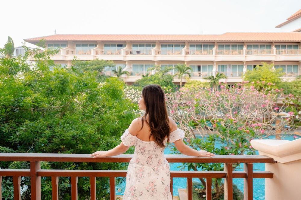 Avalon Beach Resort Room Type - Deluxe King - Pool view