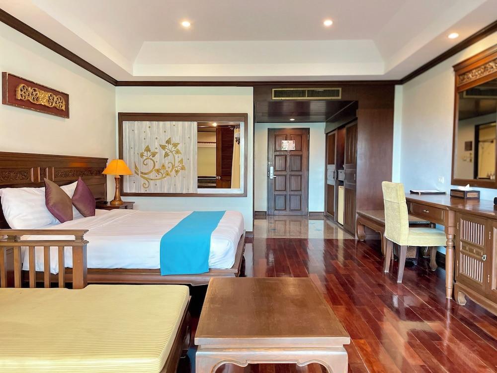Avalon Beach Resort Pattaya Room Type - Deluxe King - City view