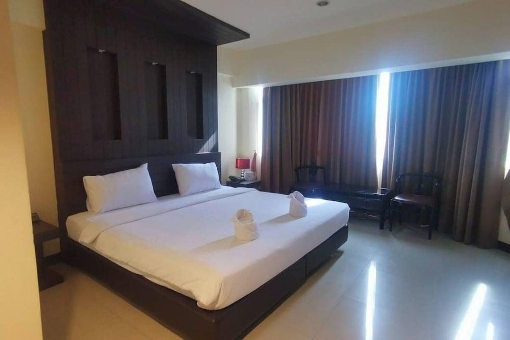 Sun City Hotel Pattaya - Tap to explore photos