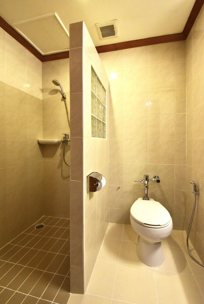 Dynasty Inn Pattaya - Tap to explore photos