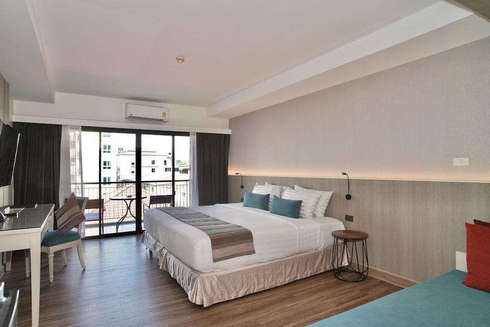 Fifth Jomtien Pattaya - Tap to explore photos