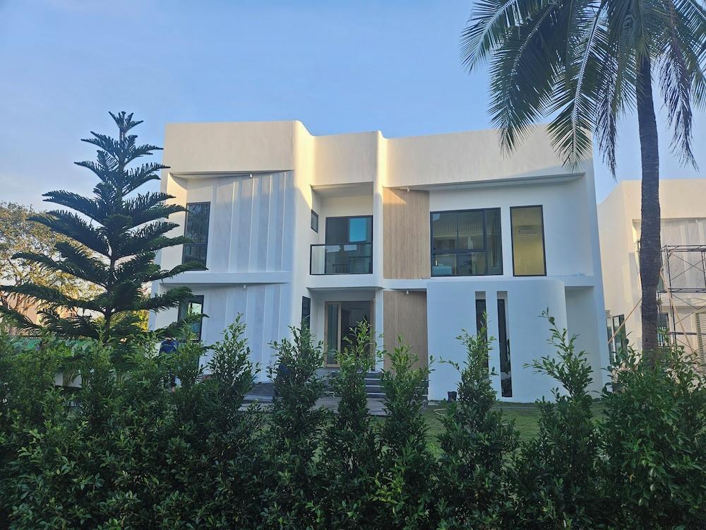 Grand Jomtien Palace Room Type - Family House, 4 Bedrooms, Bathtub, Courtyard Area