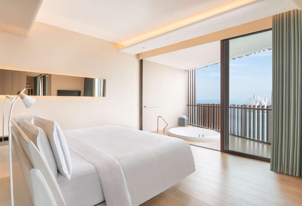 Hilton Pattaya Room Type - King Premium Ocean Suite