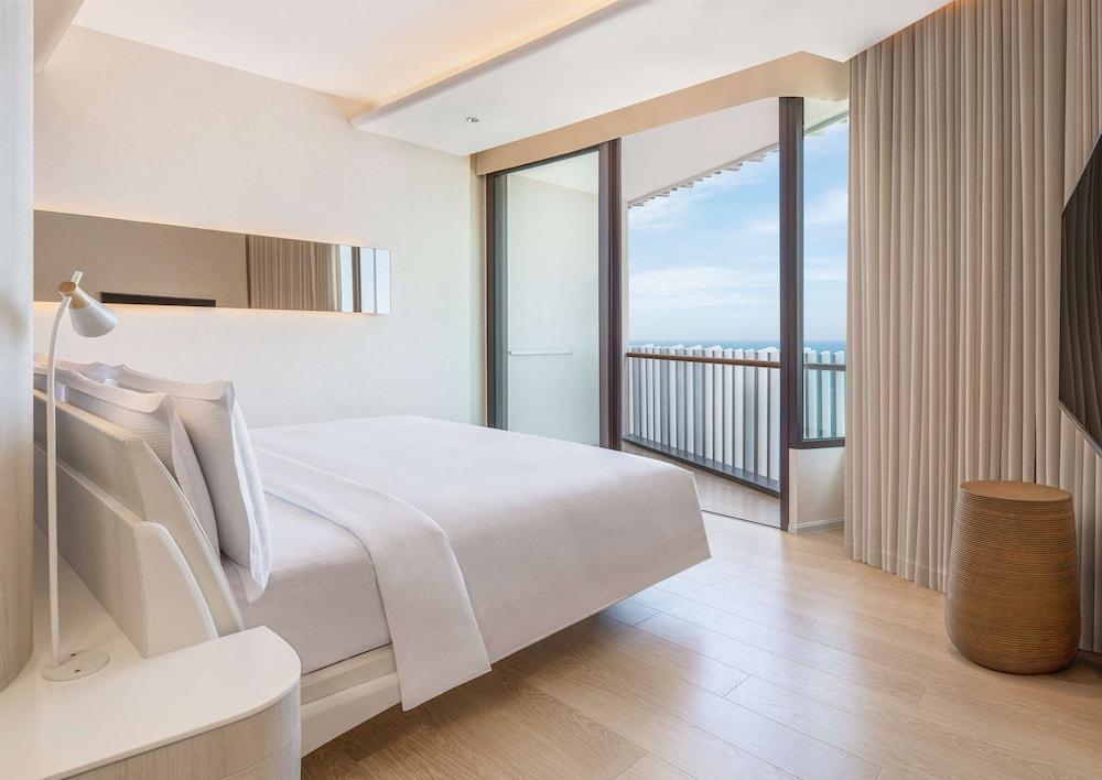 Hilton Pattaya Room Type - King Ocean Suite
