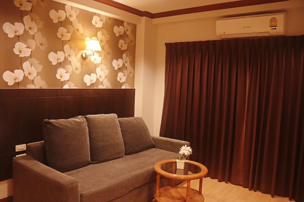 Inn House Hotel Pattaya - Tap to explore photos