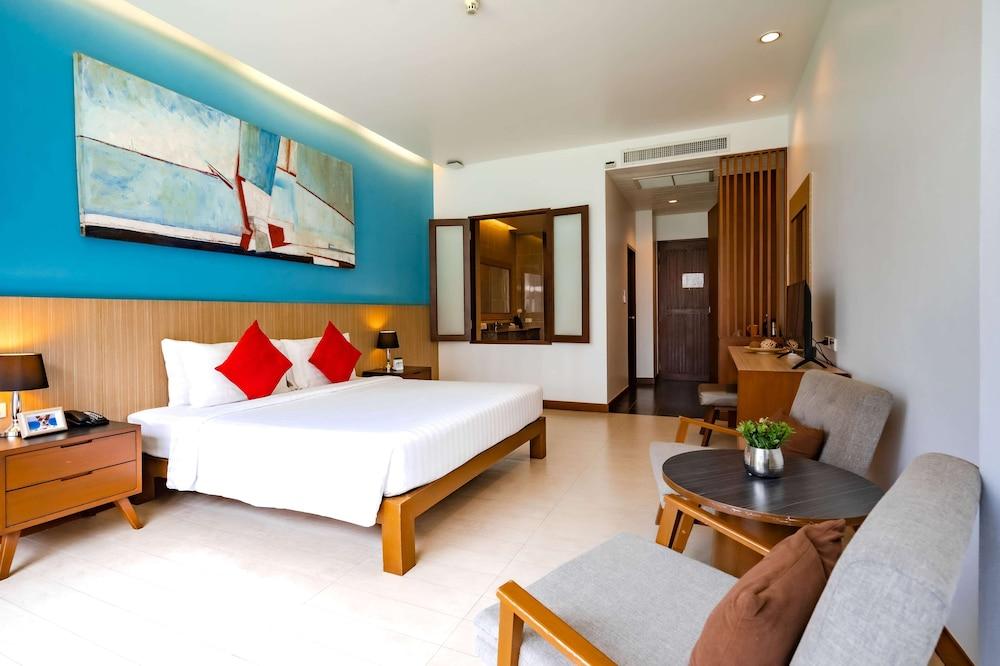 Hotel J Pattaya Room Type - Deluxe Pool View