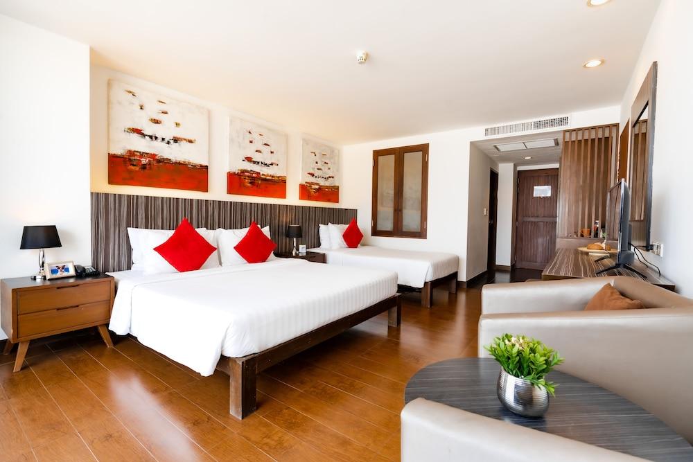 Hotel J Pattaya Room Type - Deluxe Triple Room