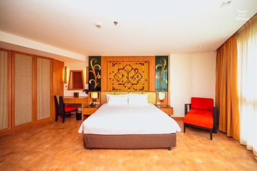 Centara Nova Hotel Pattaya - Tap to explore photos