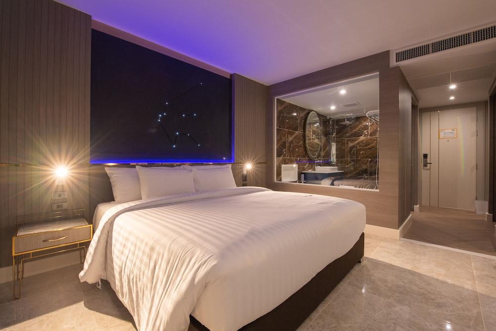 Pattaya Discovery Beach Hotel Room Type - Premier Room (DEE Tower)