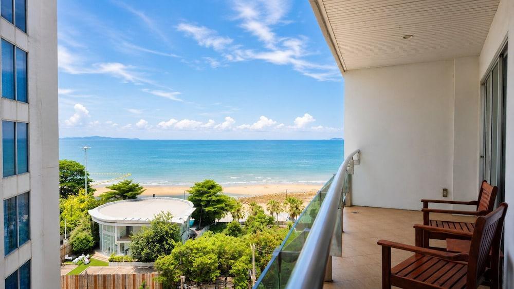 Royal Beach View Hotel Pattaya Room Type - One Bedroom Suite Seaview