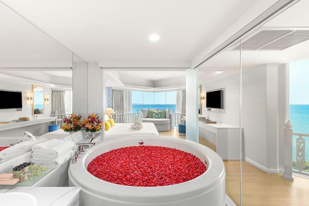 Royal Cliff Beach Hotel Pattaya Room Type - Theme Suite Thai Modern (2 Bedrooms)