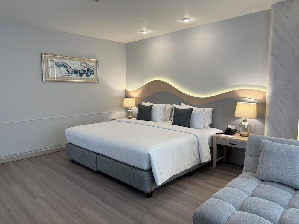 Empress Pattaya Hotel Room Type - Grand Corner King Bed