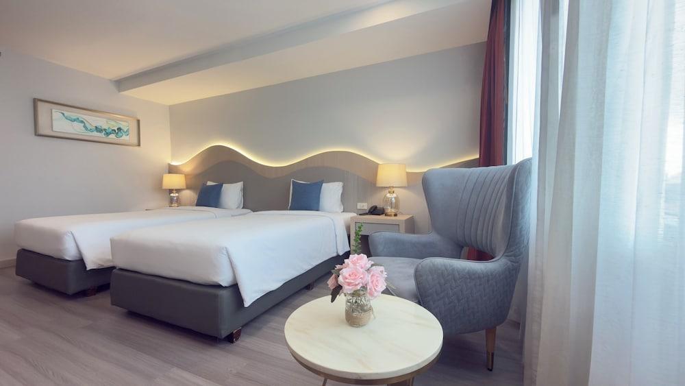 Empress Pattaya Hotel Room Type - Deluxe Premier Twin Bed