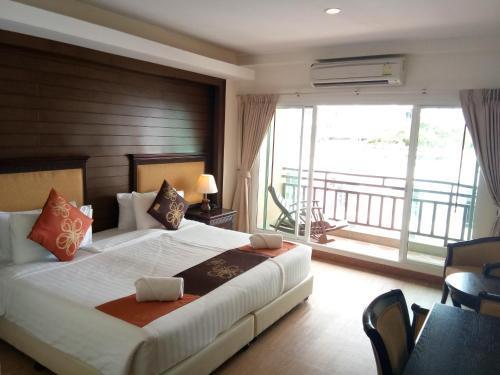 Seaside Jomtien Beach - Tap to explore photos