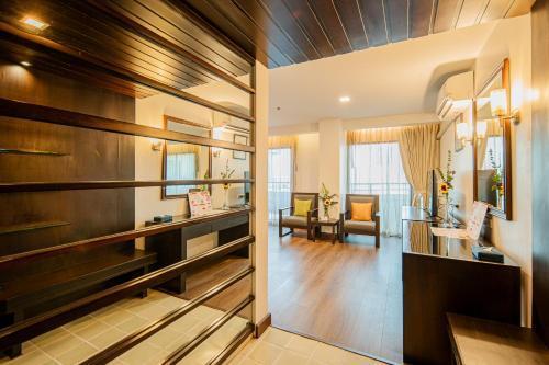 Sunbeam Hotel Pattaya - Tap to explore photos