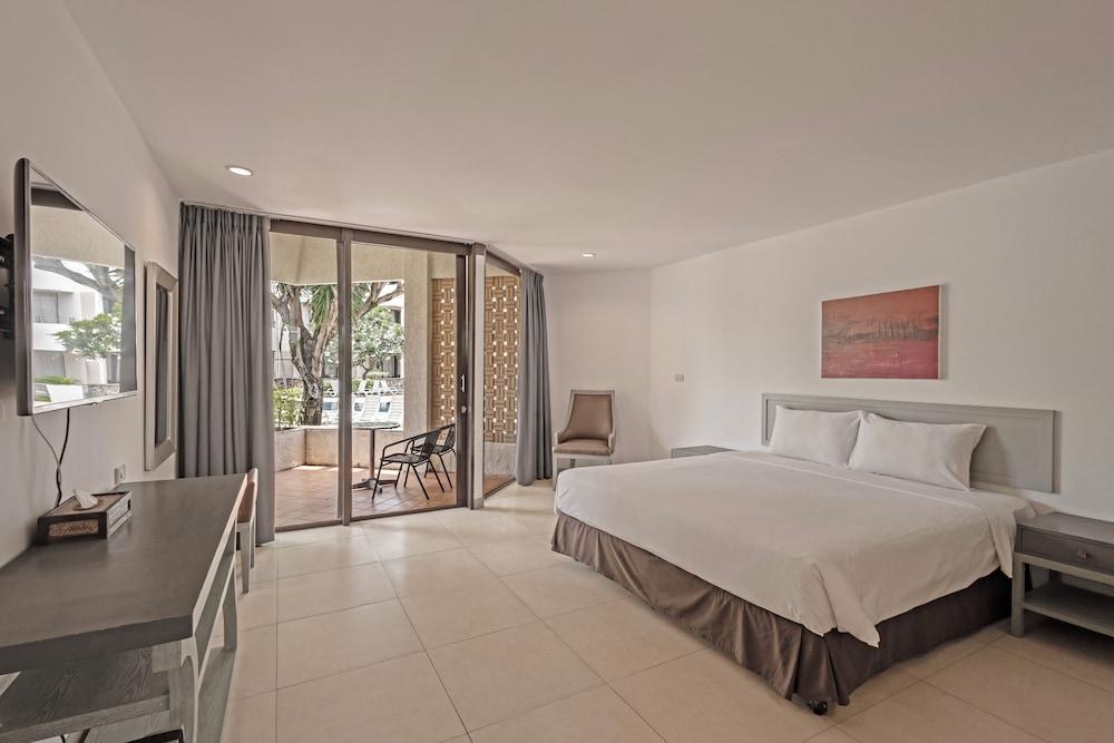 Hotel Tropicana Pattaya Room Type - Premier Garden Access King Hotel Tropicana Pattaya Room Type - Premier Garden Access King