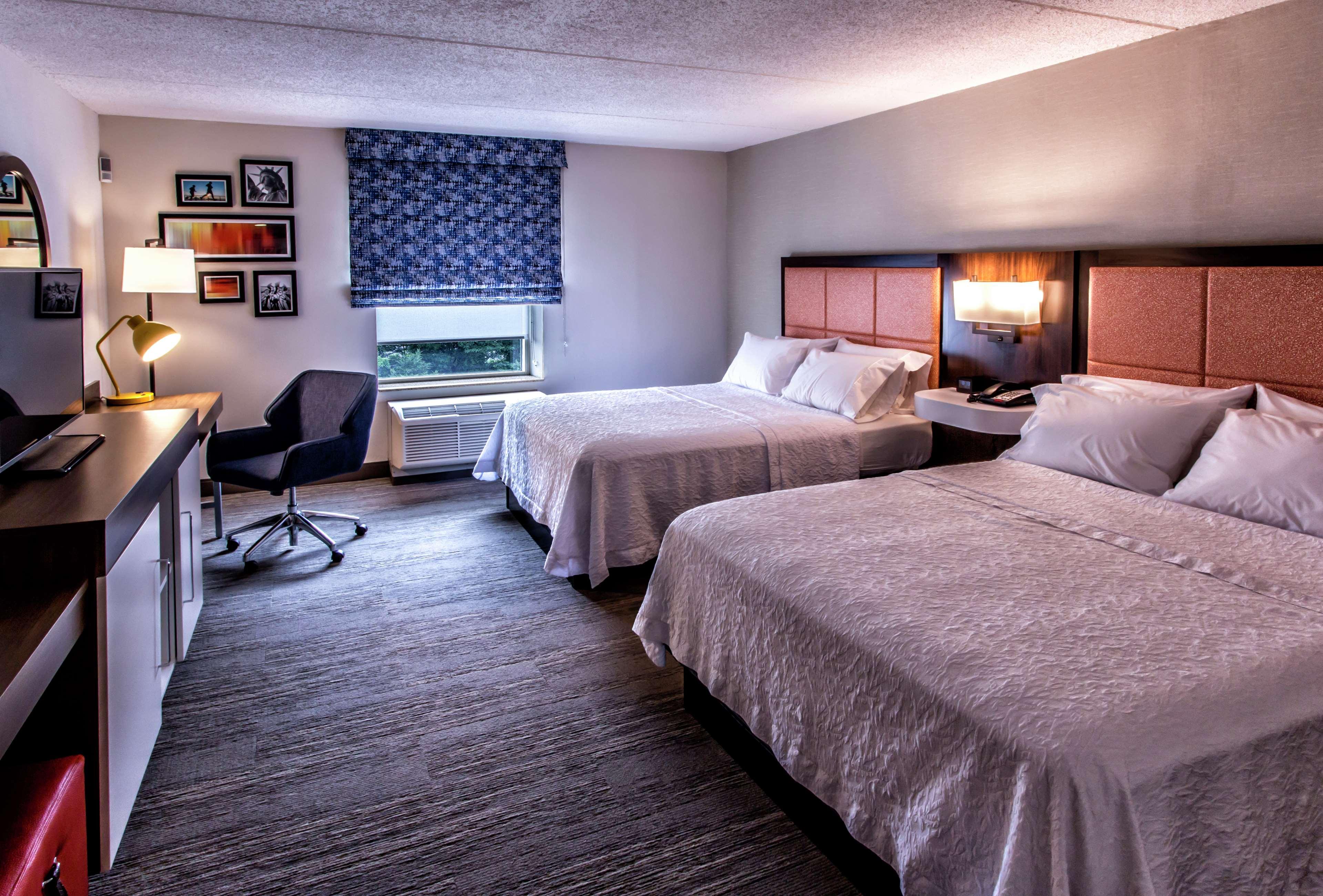 Hampton Inn & Suites by Hilton Staten Island Room Type - Double Queen Suite