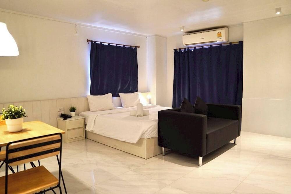Viewplace Hotel & Residence Room Type - Deluxe Room with Balcony