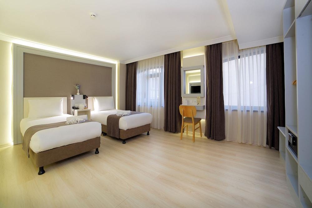 Bulvar Palas Old City Hotel Room Type - Queen Room with Queen Beds Accessible Room Bulvar Palas Old City Hotel Room Type - Queen Room with Queen Beds Accessible Room