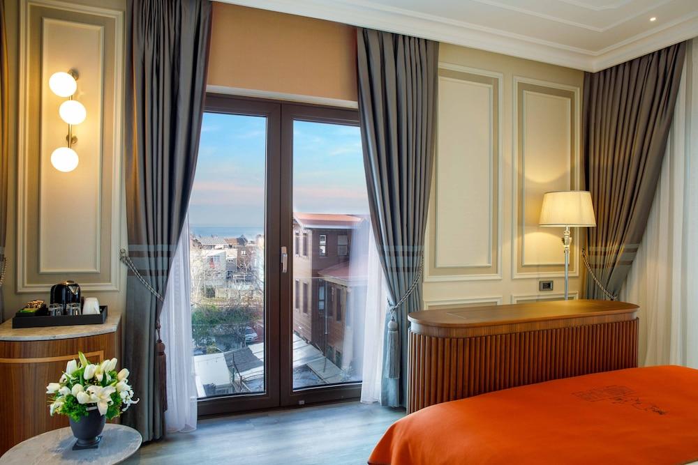 Amiral Palace Hotel Boutique Class - Tap to explore photos