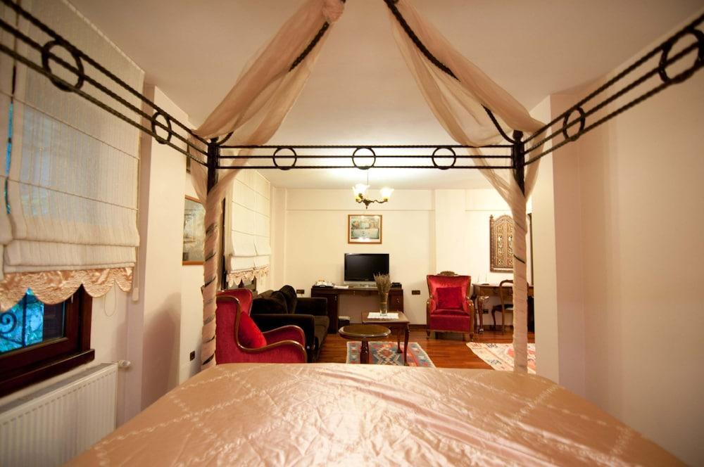 Villa Sphendone Suites Room Type - Junior Suite, 1 Queen Bed, Balcony, Garden View