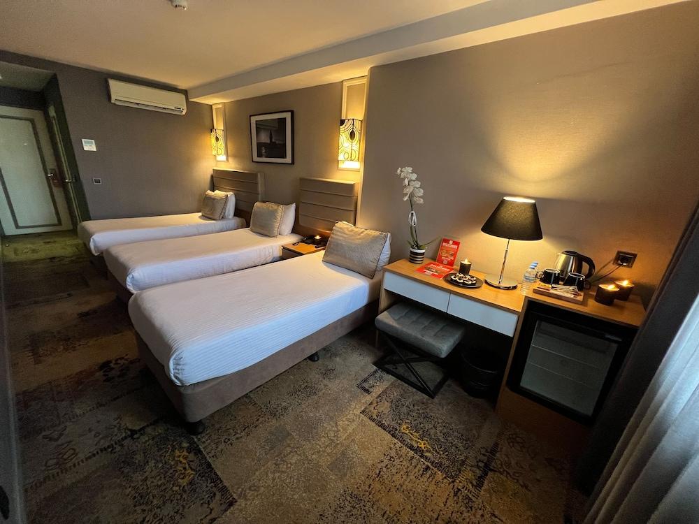 All Seasons Hotel Room Type - Standard Triple Room