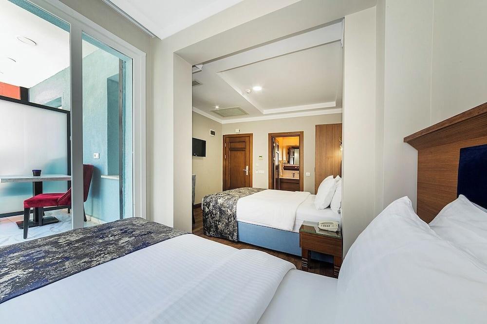Aristocrat Hotel Room Type - Triple Room, Balcony