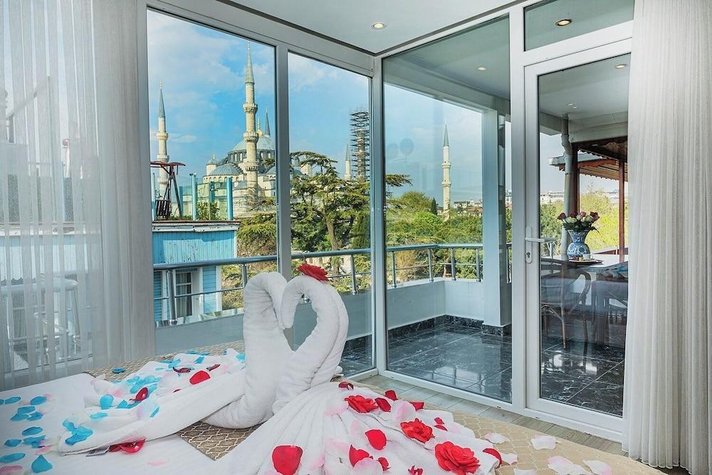 Aristocrat Hotel Room Type - Family Room, Balcony, Sea View