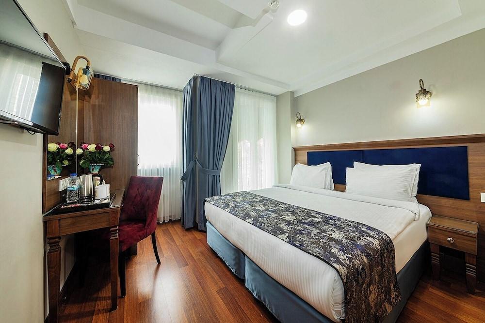 Aristocrat Hotel Room Type - Standard Double or Twin Room