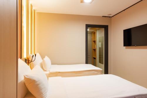 Antik Hotel Istanbul Room Type - Classic Triple Room Antik Hotel Istanbul Room Type - Classic Triple Room