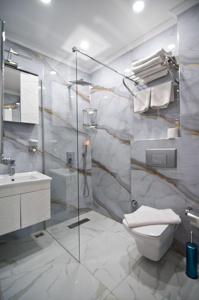 Hotel Broken Column Room Type - Standard Triple Room Hotel Broken Column Room Type - Standard Triple Room