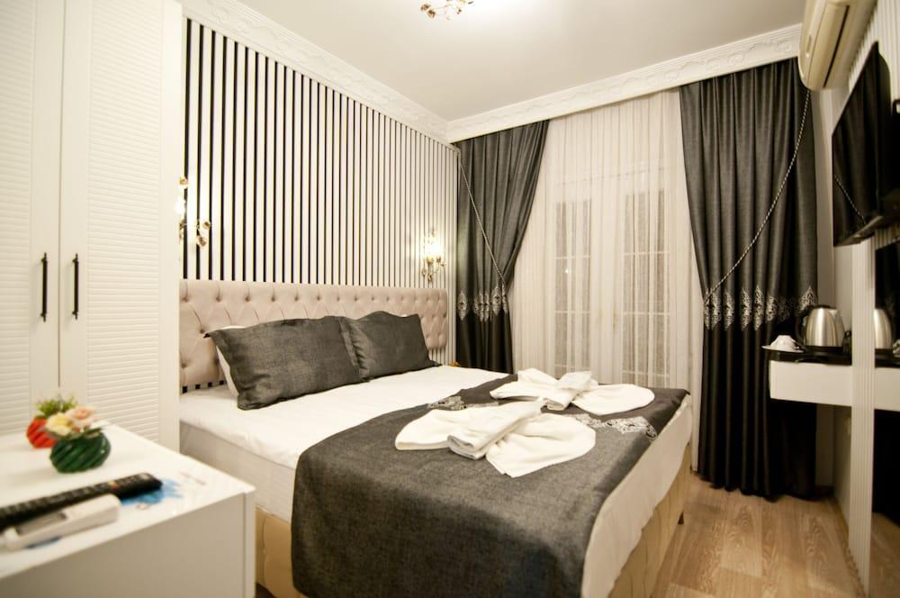 Hotel Broken Column Room Type - Economic Double Room with Balcony Lower Floor
