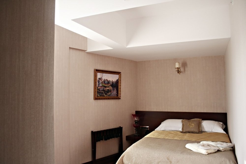 Burckin Hotel Room Type - Economy Double Room, 1 Double Bed