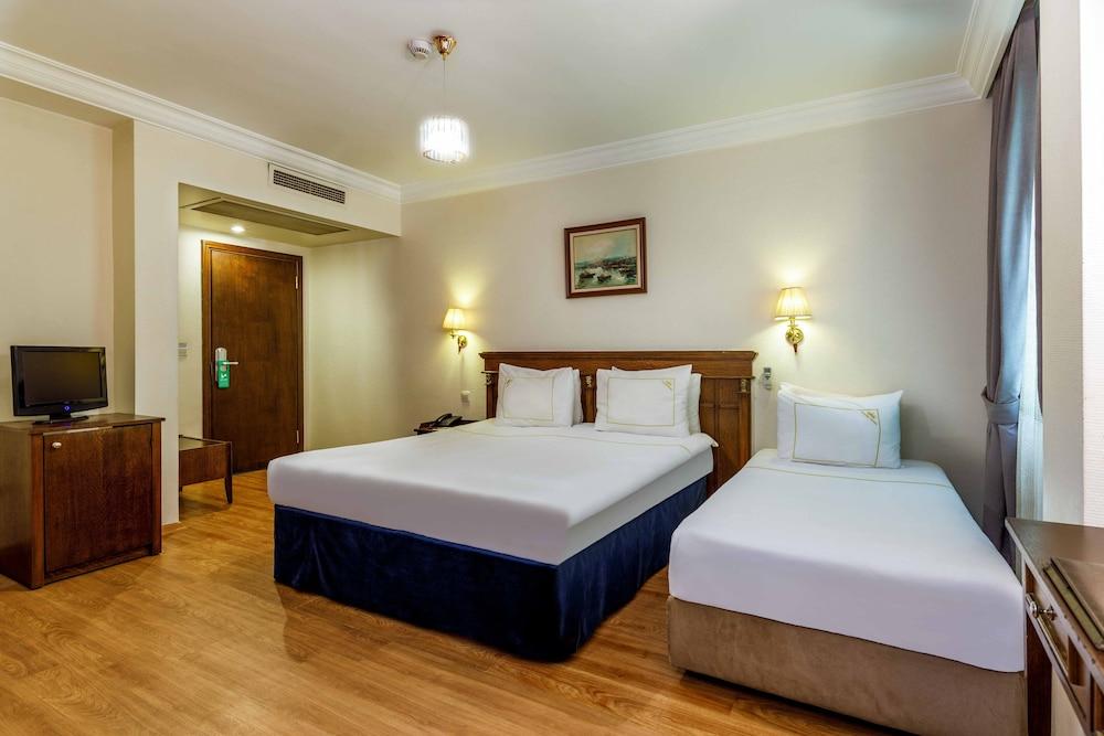Hotel Golden Crown Room Type - Standard Triple Room