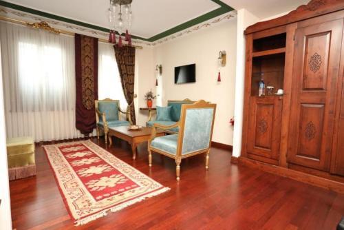 GARDEN HOUSE HOTEL Room Type - Deluxe Double Room with Bath GARDEN HOUSE HOTEL Room Type - Deluxe Double Room with Bath