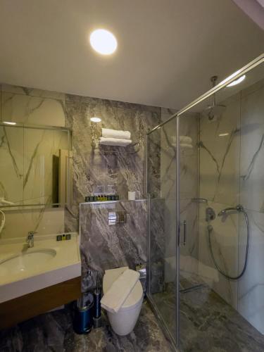 Martinenz Hotel Room Type - King Suite with Sea View