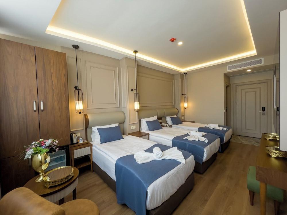 Martinenz Hotel Room Type - Deluxe Triple Room