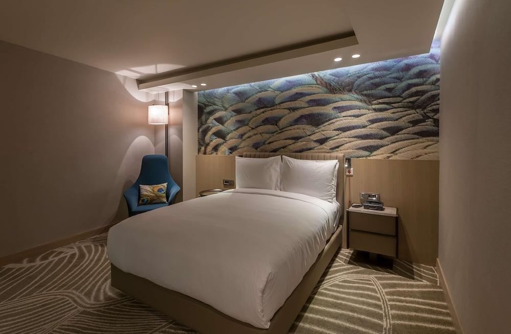 DoubleTree by Hilton Hotel Istanbul - Sirkeci Room Type - Room, 1 Queen Bed, Accessible