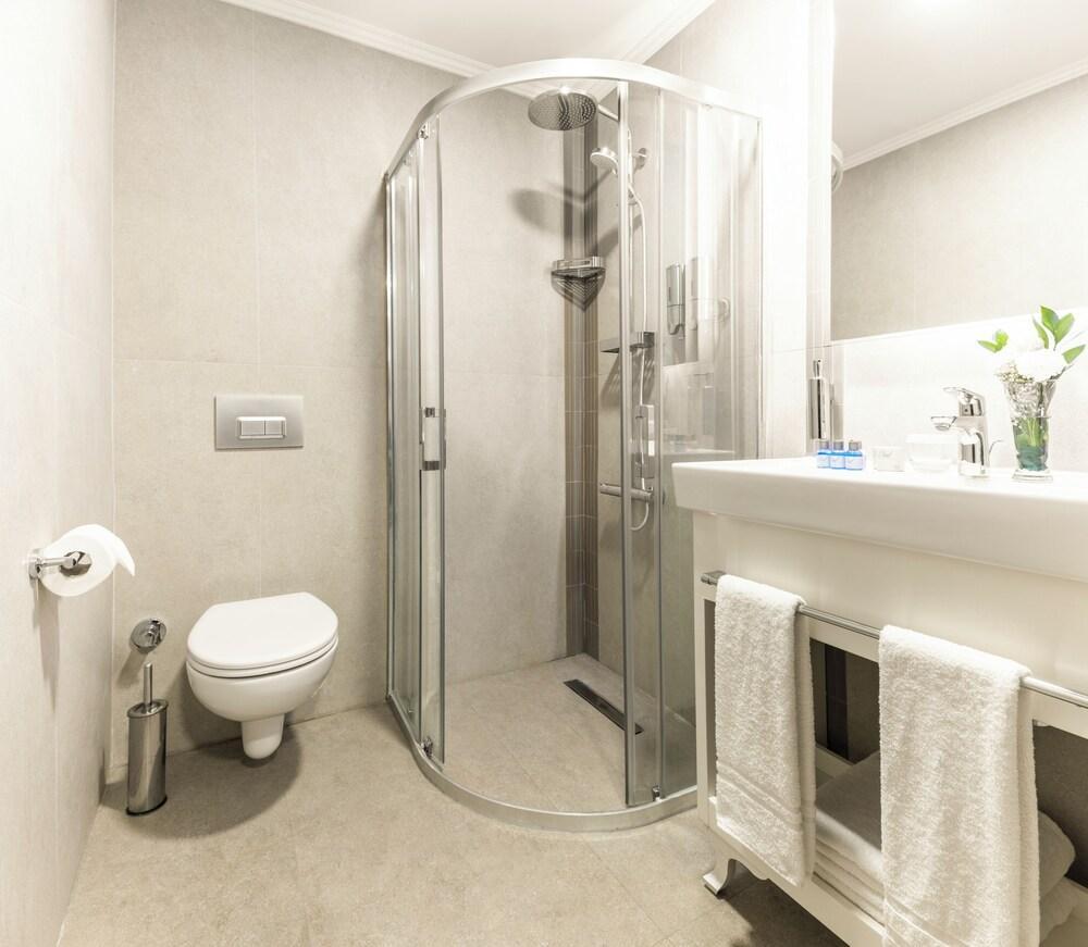 Rast Hotel Sultanahmet - Tap to explore photos