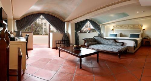 Sultanahmet Palace Hotel Room Type - Deluxe Room with Blue Mosque View 