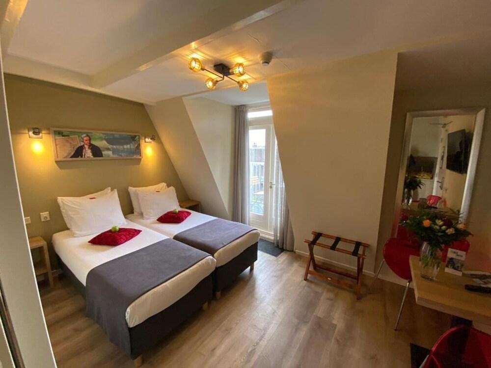 Alp Hotel Amsterdam Room Type - Twin Room, 2 Twin Beds, Jetted Tub, Garden View