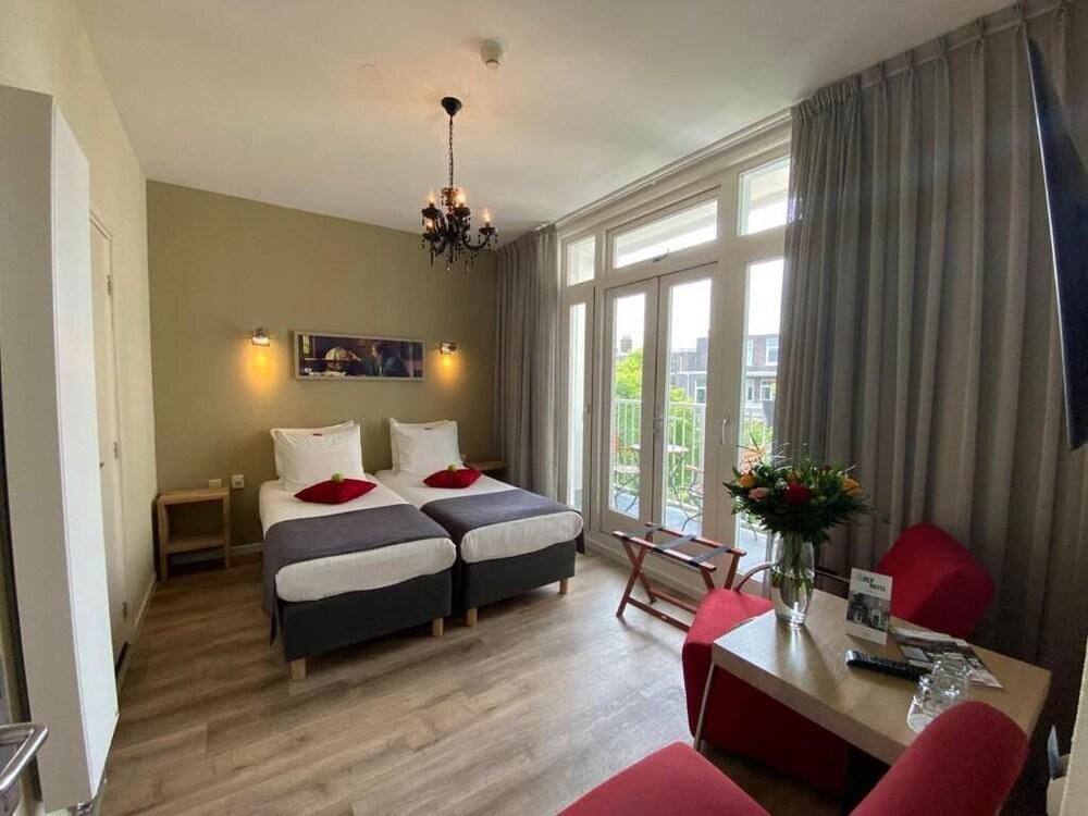 Alp Hotel Amsterdam Room Type - Twin Room, 2 Twin Beds, Balcony