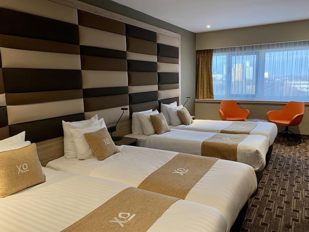 XO Hotels Blue Tower Room Type - Standard Quadruple Room