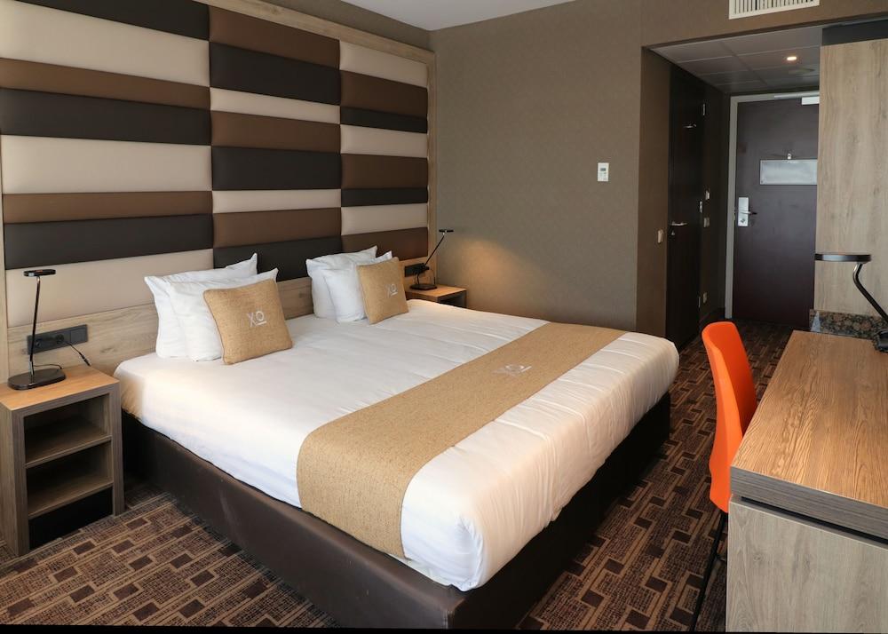 XO Hotels Blue Tower Room Type - Standard Double Room, 1 Queen Bed