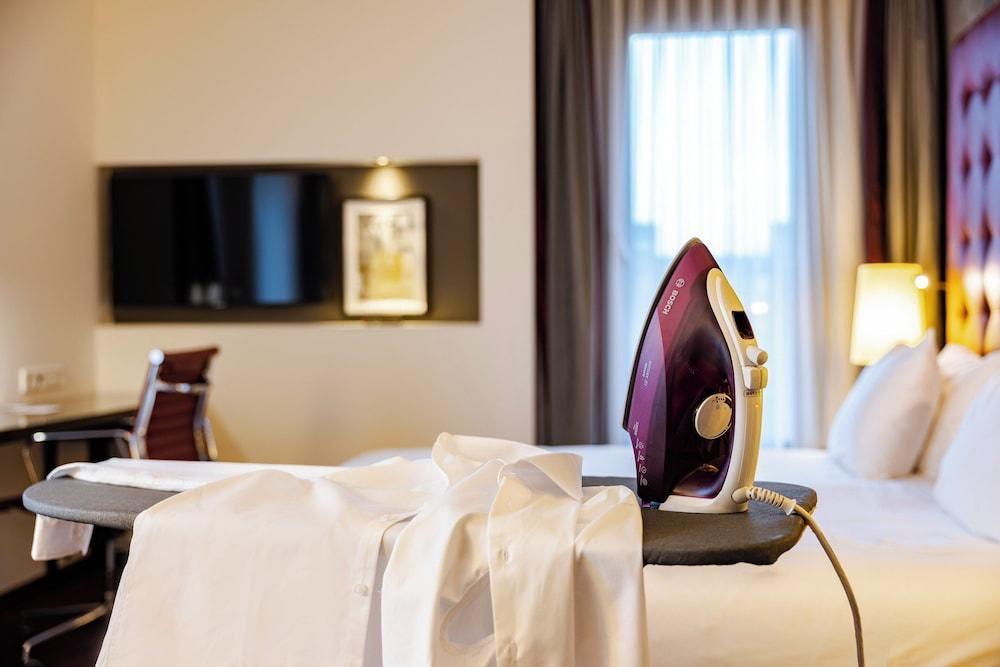 Crowne Plaza Amsterdam South Room Type - Standard Room, 1 King Bed, Accessible