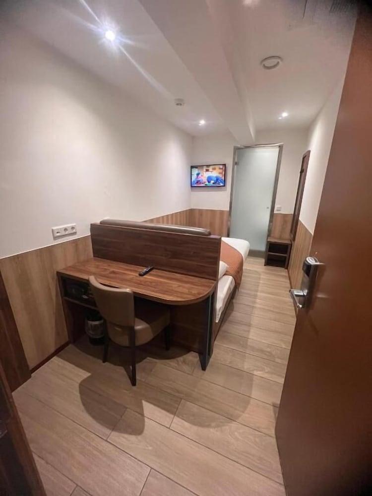 OZO Hotels Cordial Amsterdam Room Type - Basement Double Room - No Windows