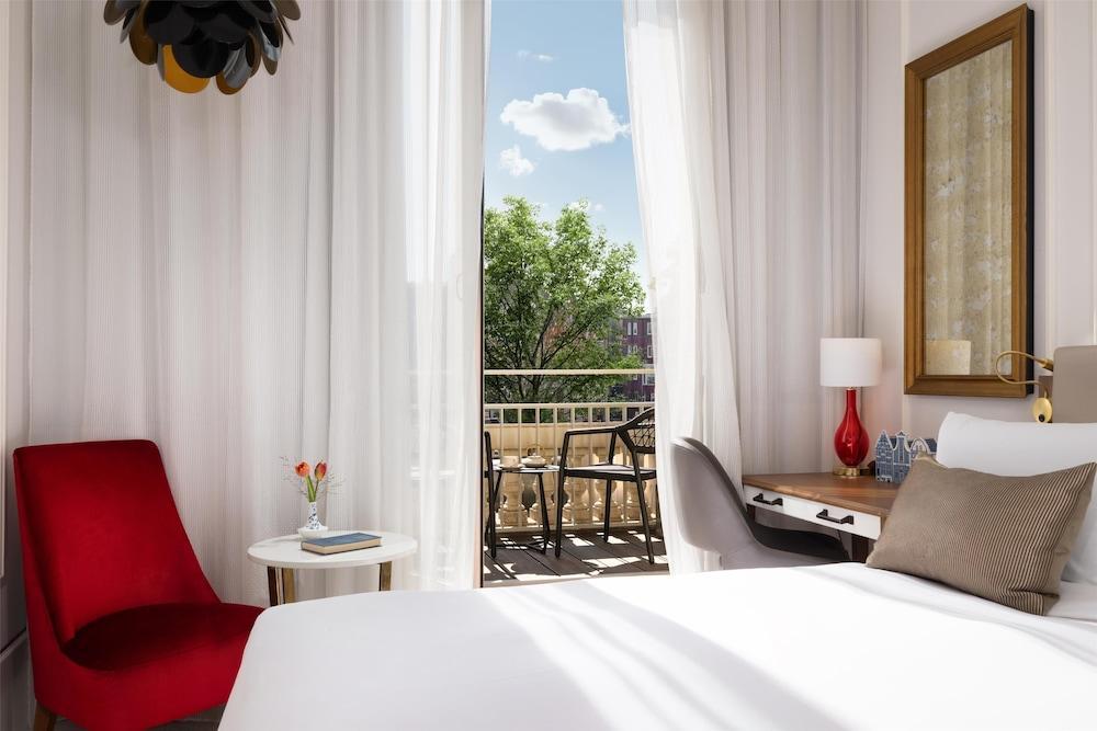 Tivoli Doelen Amsterdam Room Type - Superior Room Canal View with Balcony Tivoli Doelen Amsterdam Room Type - Superior Room Canal View with Balcony
