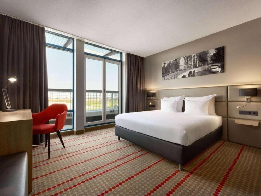 Sunday Hotel Amsterdam Airport Schiphol - Tap to explore photos