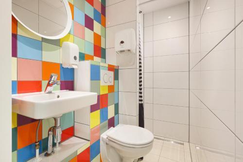 Hans Brinker Hostel Amsterdam Room Type - 4-Bed Mixed Dormitory Room